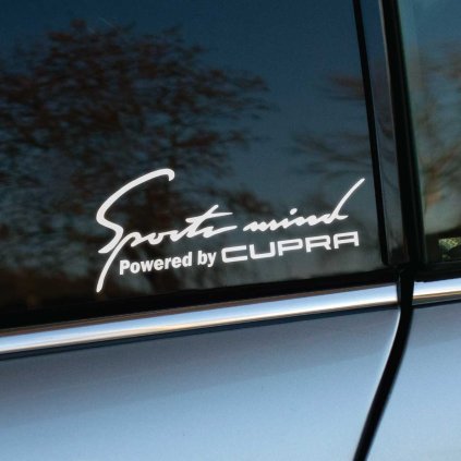 Plotrovaná nálepka s textom Sports mind Powered by CUPRA, elegantná kombinácia ručného písma a technického fontu s dynamickým športovým štýlom.