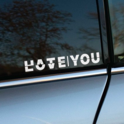 Plotrovaná nálepka s nápisom HATE | LOVE YOU v modernom stencilovom fonte, kreatívne rozdelený text s kontrastným grafickým spracovaním písmen.
