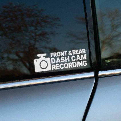 Plotrovaná nálepka s ikonou kamery a textom FRONT & REAR DASH CAM RECORDING, jasný vyrezaný dizajn s výrazným technickým upozornením.