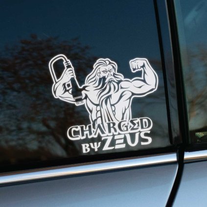 Plotrovaná nálepka s postavou boha Dia držiaceho nabíjací kábel a nápisom CHARGED BY ZEUS, dynamický vyrezaný dizajn s výraznými líniami.