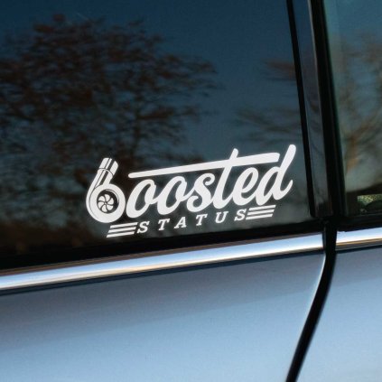Plotrovaná nálepka s motívom turbodúchadla a nápisom Boosted Status, dynamický dizajn v skriptovom štýle s výrazom výkonu.