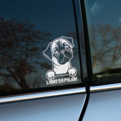 Plotrovaná nálepka psíka (mops) vykukujúceho z okna s textom "LABKY NA PALUBE", roztomilý a vtipný zvierací motív.