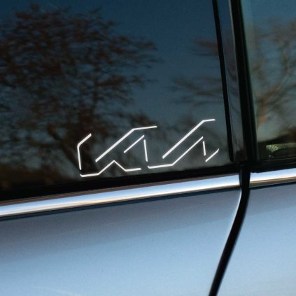 Plotrovaná nálepka znázorňujúca moderné grafické spracovanie loga značky KIA tvorené z lomených geometrických línií.