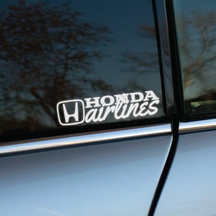 Plotrovaná nálepka textu "Honda Airlines" s logom HONDA, vtipný motív parodujúci leteckú spoločnosť, štýlová nálepka.
