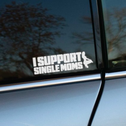 Plotrovaná nálepka textu "I SUPPORT SINGLE MOMS" s motívom postavy ženy, vtipný a provokatívny motív s výrazným písmom.