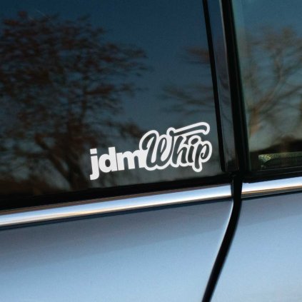 Plotrovaná nálepka, dizajnový text "jdm Whip" v neformálnom kurzívnom font-štýle, obľúbený motív pre tuning a car styling.