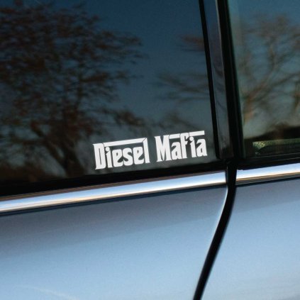 Plotrovaná nálepka na auto s textom „Diesel Mafia“. Motív je štylizovaný s dvoma vodorovnými čiarkami nad písmenom i v slove Mafia.