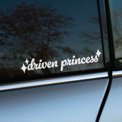 Plotrovaná nálepka na auto s textom „driven princess“ v písanom štýle. Text má hviezdičky na začiatku a na konci slova princess.
