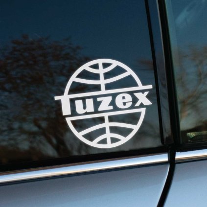 Plotrovaná nálepka s retro logom „Tuzex“ zasadeným do obrysov glóbusu s vodorovným pásom pre text ako ikonický nostalgický motív.