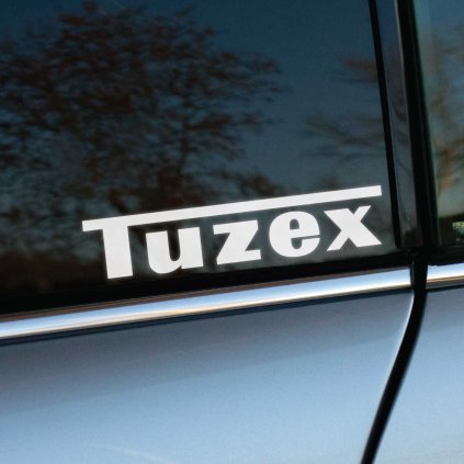 Plotrovaná nálepka s retro logom „Tuzex“ v hrubom písme s typickým horným pruhom ako ikonický nostalgický motív.
