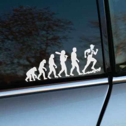 Plotrovaná nálepka s evolučnou siluetou vrcholiacou trailovým bežcom s batohom na nerovnom teréne ako dynamický motív pre milovníkov trailu.