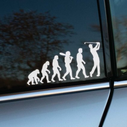 Plotrovaná nálepka s evolučnou siluetou prechodu od primáta k hráčovi golfu pri švihu ako humorný motív na auto.