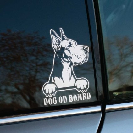Plotrovaná nálepka s detailnou siluetou dogy vyzerajúcej spoza tabuľky s textom „DOG ON BOARD“ ako výrazný upozorňovací motív.
