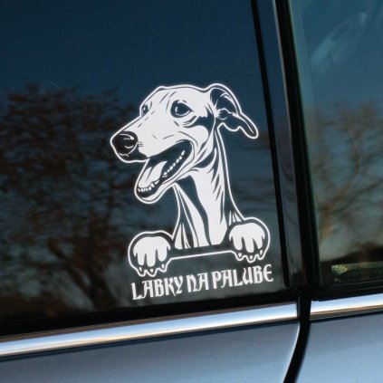 Plotrovaná nálepka, grafika Anglického chrta v aute s nápisom LABKY NA PALUBE v spodnej časti nálepky.