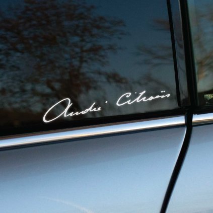 Plotrovaná nálepka s podpisom André Citroën. Podpis, vyrezaný z fólie, má elegantný, rukopisný dizajn v štýle originálneho autogramu.