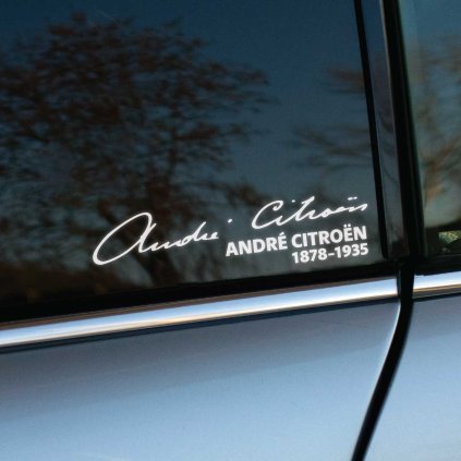 Plotrovaná nálepka s podpisom André Citroën. Podpis má rukopisný dizajn doplnený menom a letopočtom 1878-1935 písaným tučným písmom.
