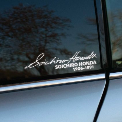Plotrovaná nálepka s elegantným podpisom Soichira Hondu doplneným typografickým menom a rokmi 1906–1991 ako decentný motív pre fanúšikov značky.