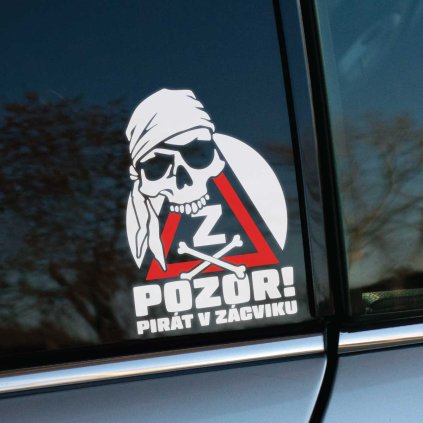 Plotrovaná nálepka s pirátskou lebkou v šatke, skríženými hnátmi a výrazným trojuholníkom so znakom Z doplnená nápisom „POZOR! PIRÁT V ZÁCVIKU“.
