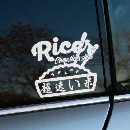 Plotrovaná biela nálepka na bočnom skle auta s veľkým, oblým nápisom Ricer, menším textom Chopsticks Low a miskou ryže.