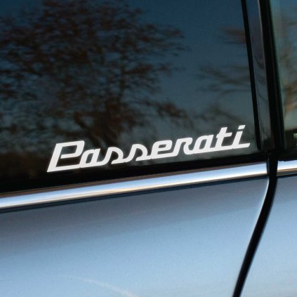 Plotrovaná nálepka pozostávajúca z dynamického, mierne nakloneného a prepojeného nápisu s presným textom Passerati.