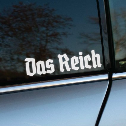 Plotrovaná nálepka, historický nápis Das Reich v gotickom písme (Fraktur), precízne vyrezaná do čistých vonkajších línií.