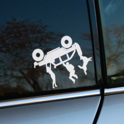 Plotrovaná nálepka, vyrezávaný motív troch postáv držiach prevrátené terénne auto, vtipný akčný dizajn s čistými líniami.