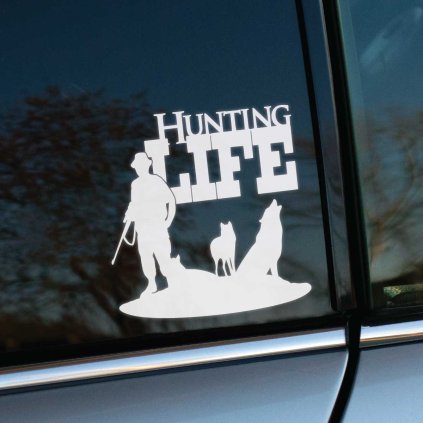 Plotrovaná nálepka HUNTING LIFE, vyrezávaná silueta poľovníka so zbraňou a dvoch psov pod veľkým nápisom v pozadí.