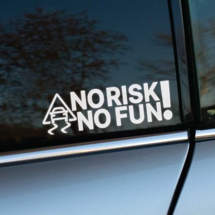 Plotrovaná nálepka s piktogramom šmyku v trojuholníku a dvojriadkovým nápisom NO RISK NO FUN! s výkričníkom.