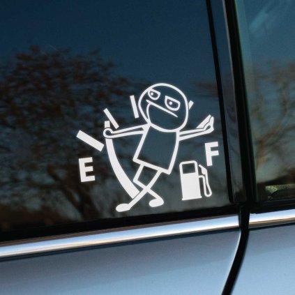 Plotrovaná nálepka, vtipná postavička pri ukazovateli paliva, vyrezávaný motív postavy tlačiacej ručičku z E k písmenu F.