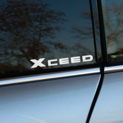 Plotrovaná nálepka pozostávajúca z moderného nápisu bez grafických prvkov v presnom znení s textom nápisu XCEED.