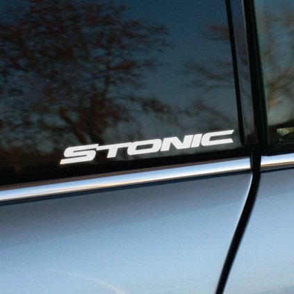 Plotrovaná nálepka pozostávajúca z dynamického nápisu bez grafických prvkov v presnom znení s textom nápisu STONIC.