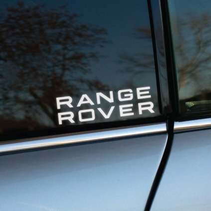 Plotrovaná nálepka pozostávajúca z dvoch riadkov textu v bezpätkovom písme, v presnom znení s nápisom RANGE ROVER.