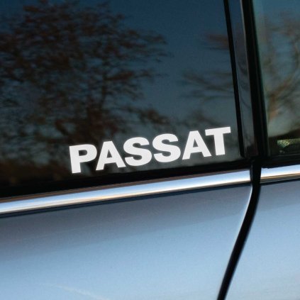 Plotrovaná nálepka s jednoduchým a jasným textovým nápisom modelu vozidla, ktorý je v presnom znení v tvare PASSAT.