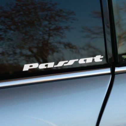 Plotrovaná nálepka s horizontálne skoseným a moderným textovým nápisom modelu auta v presnom znení v tvare Passat.