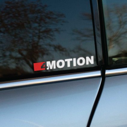 Plotrovaná nálepka pozostávajúca z plného štvorca s vnorenou číslicou a výrazného nápisu s presným textom 4MOTION.