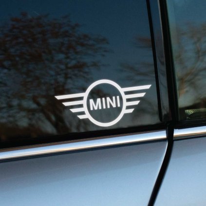Plotrovaná nálepka s motívom okrídleného loga, ktoré tvorí kruh s bočnými linkami a nápis s presným znením textu MINI.
