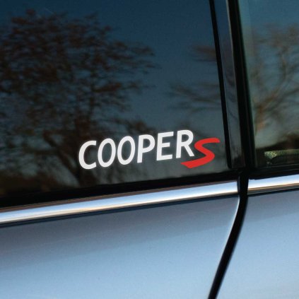 Plotrovaná nálepka pozostávajúca z nápisu v bezpätkovom fonte doplneného o dynamické písmeno s textom COOPER S.