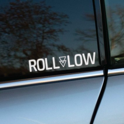 Plotrovaná nálepka s moderným lineárnym písmom a dvomi trojuholníkmi v strede, ktoré tvoria nápis s textom ROLL LOW.
