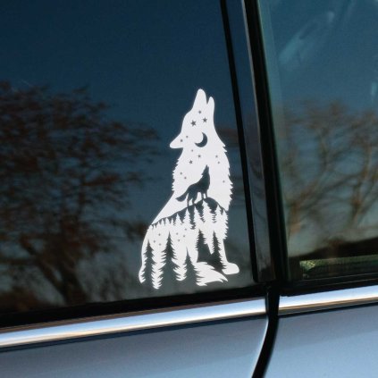Plotrovaná nálepka s bočnou siluetou sediaceho vlka, v ktorého tele je vyrezaný ďalší vlk, les a hviezdna obloha.