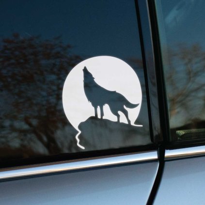 Plotrovaná nálepka s profilom vyjúceho vlka stojaceho na skalnatom útese pred veľkým splnom mesiaca.