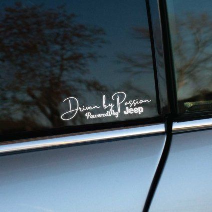 Plotrovaná nálepka s textom Driven by Passion Powered by Jeep v kurzívnom štýle.