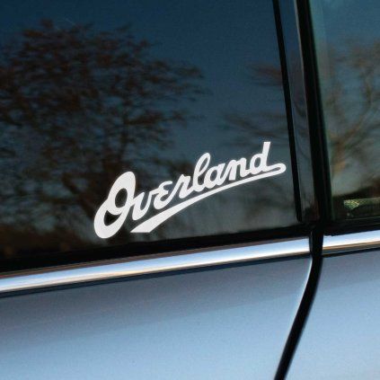 Plotrovaná nálepka s textom Overland v kurzívnom retro štýle s podčiarknutím.
