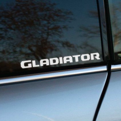 Plotrovaná nálepka s textom GLADIATOR v hrubých technických písmenách, model vozidla Jeep.