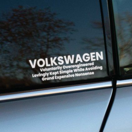 Plotrovaná nálepka s humorným akronymom VOLKSWAGEN – Voluntarily Overengineered Lovingly Kept Simple While Avoiding Grand Expensive Nonsense.