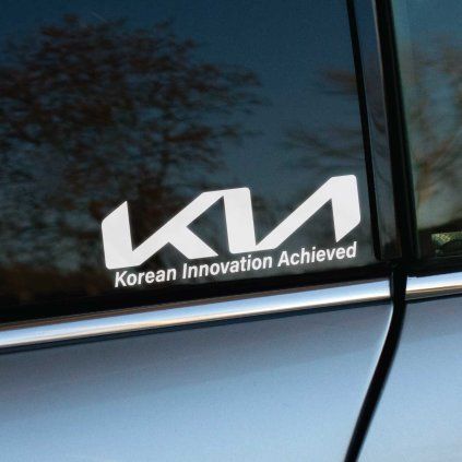 Plotrovaná nálepka s moderným logom KIA a akronymom Korean Innovation Achieved.