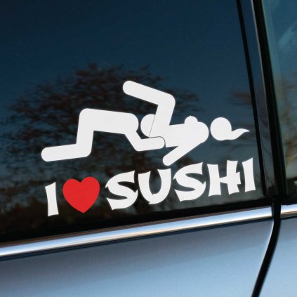 Humorná nálepka na zadnom okne strieborného auta s nápisom "I ♥ SUSHI" a grafickým zobrazením ľudí v netradičnej polohe. Táto vtipná nálepka je ideálna pre milovníkov sushi, ktorí chcú svojmu autu dodať osobitý štýl a pritiahnuť pozornosť. Perfektná voľba pre tých, ktorí hľadajú originálne nálepky na auto s dávkou humoru.