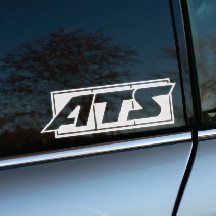 Biela nálepka „ATS“ s moderným dizajnom a jemným orámovaním na bočnom okne sivého auta. Táto nálepka okamžite upúta pozornosť čistými líniami a športovým štýlom, ideálnym pre fanúšikov automobilových doplnkov a značky ATS. Perfektný spôsob, ako zvýrazniť osobný štýl a dodať autu jedinečný vzhľad. Výborný doplnok pre tuningové vozidlá a milovníkov originálneho dizajnu nálepiek na autá.