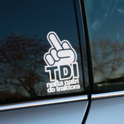 Biela nálepka s textom "TDI nafta patrí do traktora" a obrázkom zdvihnutého prostredníka na zadnom okne strieborného auta. Táto vtipná nálepka je ideálna pre vodičov, ktorí chcú vyjadriť svoj názor na naftové motory s nadhľadom a humorom. Perfektný doplnok pre tých, ktorí hľadajú originálne a zábavné nálepky na auto, ktoré dodajú vozidlu jedinečný charakter a pobavia ostatných účastníkov cestnej premávky.