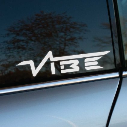 Biela nálepka s moderným nápisom "VIBE" v kreatívnom dizajne zdobí zadné okno automobilu. Elegantný kontrast medzi tmavým sklom a jasnou nálepkou dodáva autu štýlový a osobitý vzhľad. Táto kvalitná samolepka je ideálnym doplnkom pre tých, ktorí chcú zvýrazniť individualitu svojho auta a prilákať pozornosť na cestách. Nálepka je vhodná na rôzne typy vozidiel a odoláva vonkajším podmienkam. Ideálna na personalizáciu automobilov a zdôraznenie dynamického štýlu.