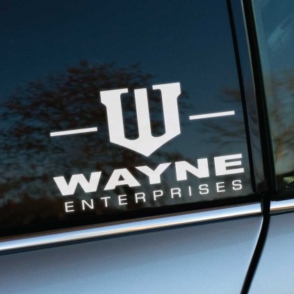 Biela nálepka s logom „Wayne Enterprises“ na zadnom okne auta pridáva vozidlu sofistikovaný a profesionálny vzhľad. Minimalistický dizajn s výrazným písmenom „W“ a moderným fontom nápisu pôsobí elegantne a pritiahne pohľad každého okoloidúceho. Nálepka je ideálna pre fanúšikov jedinečných motívov, ktorí chcú personalizovať svoje auto a zdôrazniť svoj štýl. Odolná voči poveternostným podmienkam, vhodná na dlhodobé používanie. Perfektná voľba na zvýraznenie originality vozidla.